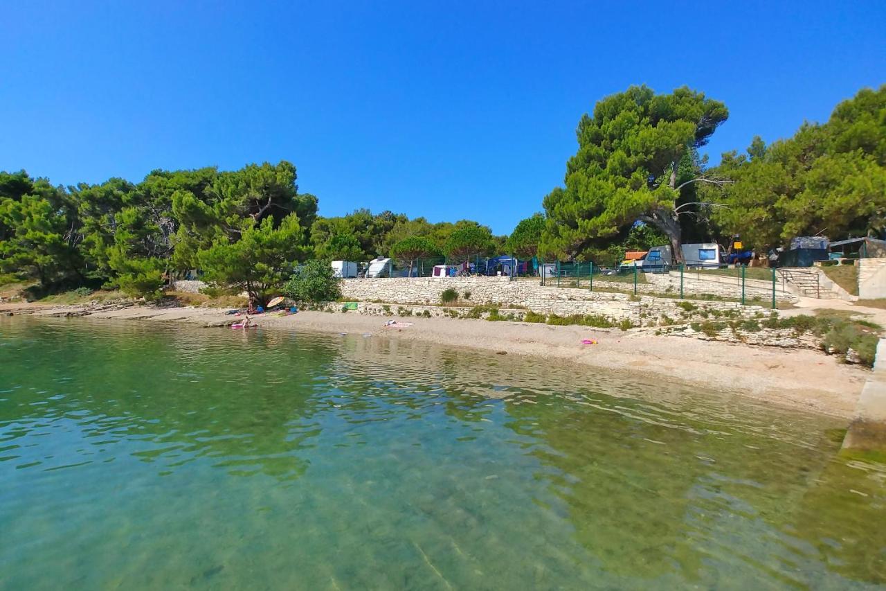 Bungalow Comfort 100 M From The Beach Premantura Bagian luar foto
