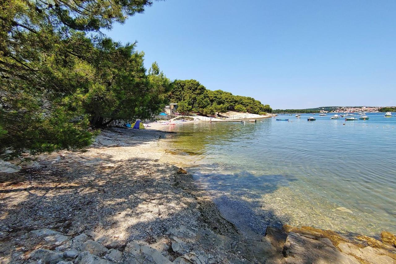 Bungalow Comfort 100 M From The Beach Premantura Bagian luar foto