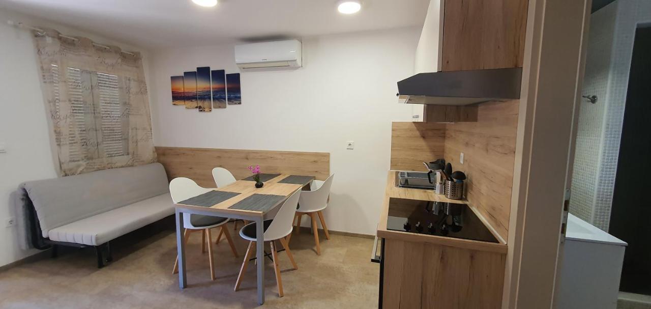 Bungalow Comfort 100 M From The Beach Premantura Bagian luar foto