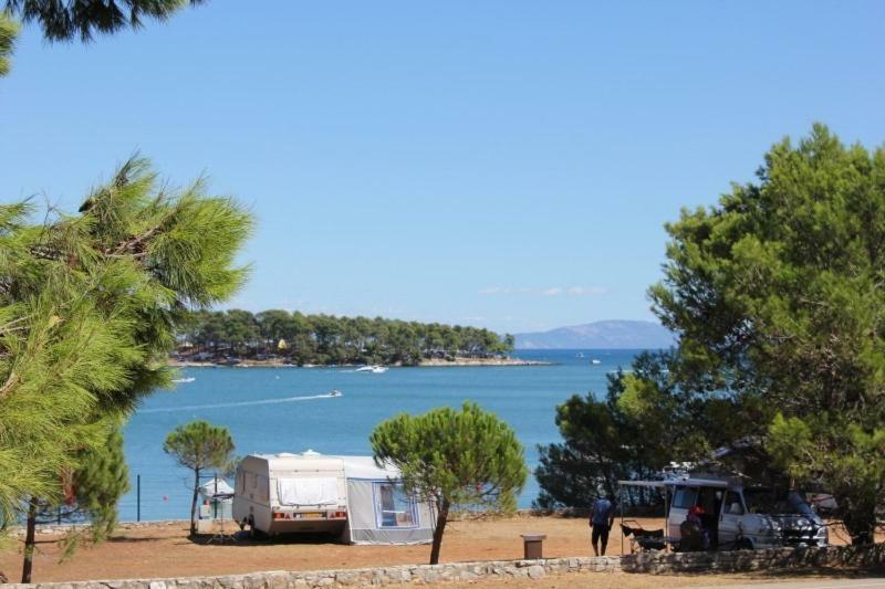 Bungalow Comfort 100 M From The Beach Premantura Bagian luar foto