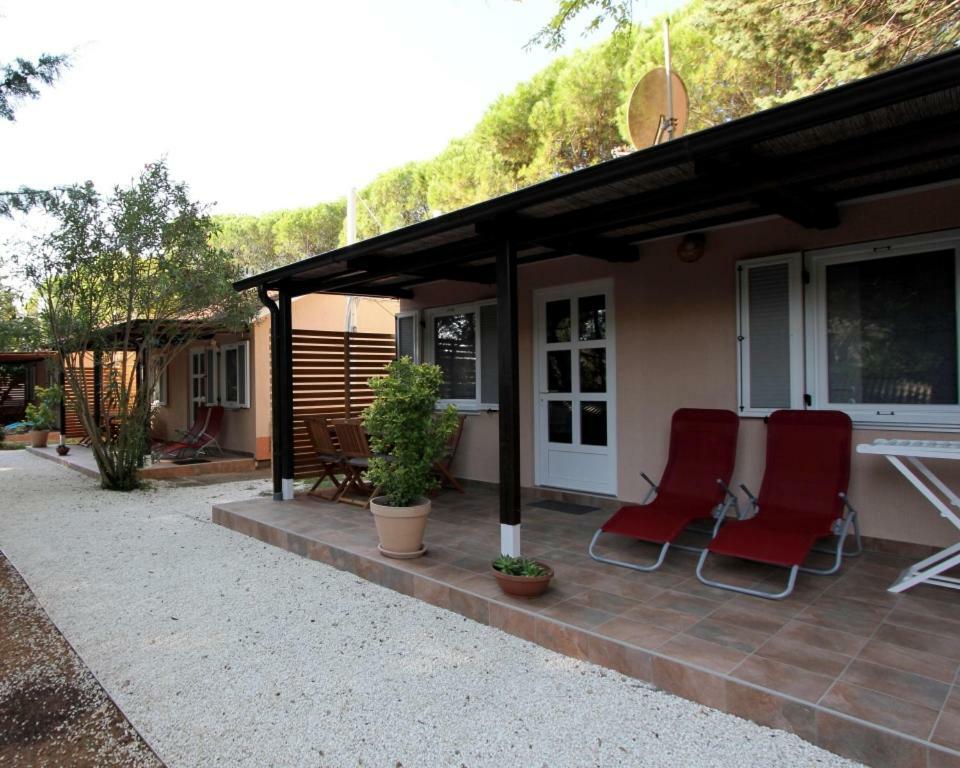 Bungalow Comfort 100 M From The Beach Premantura Bagian luar foto