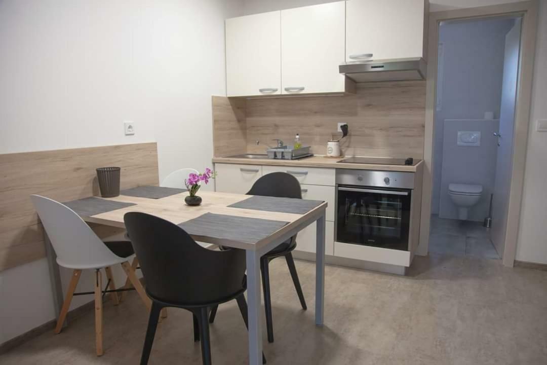 Bungalow Comfort 100 M From The Beach Premantura Bagian luar foto