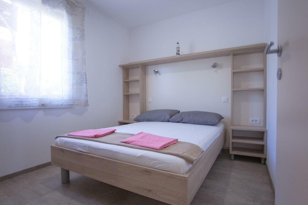 Bungalow Comfort 100 M From The Beach Premantura Bagian luar foto