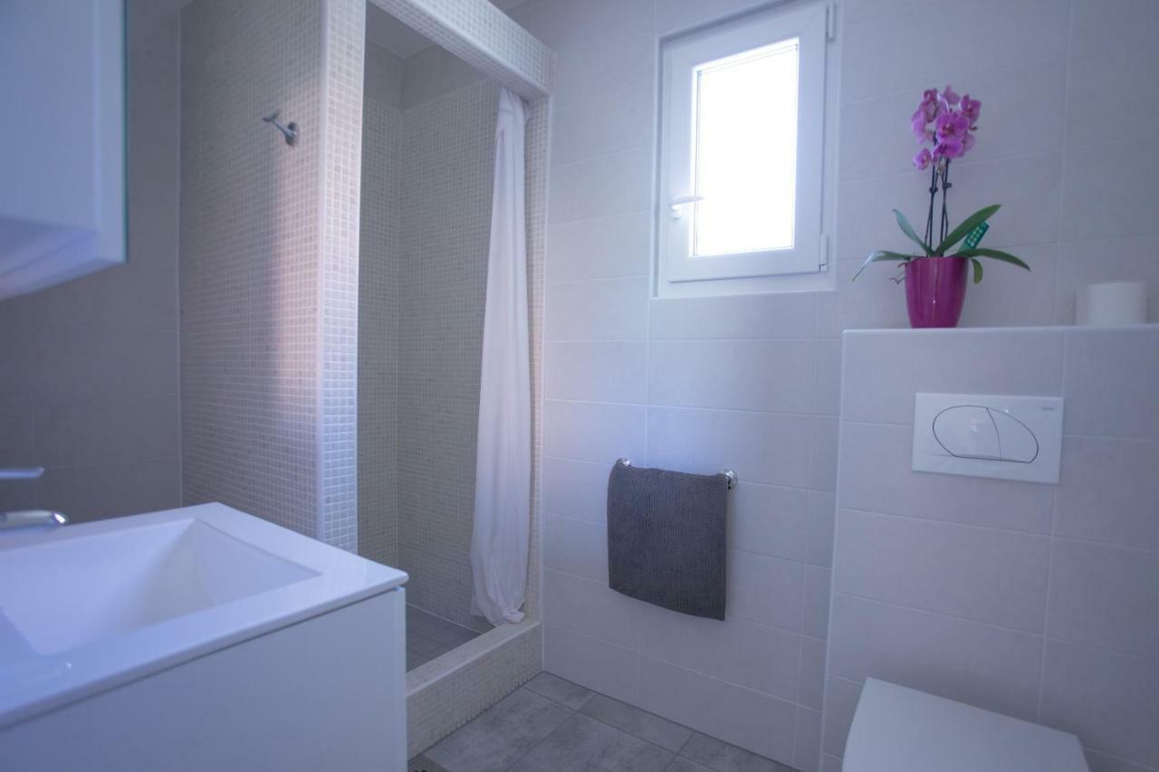 Bungalow Comfort 100 M From The Beach Premantura Bagian luar foto