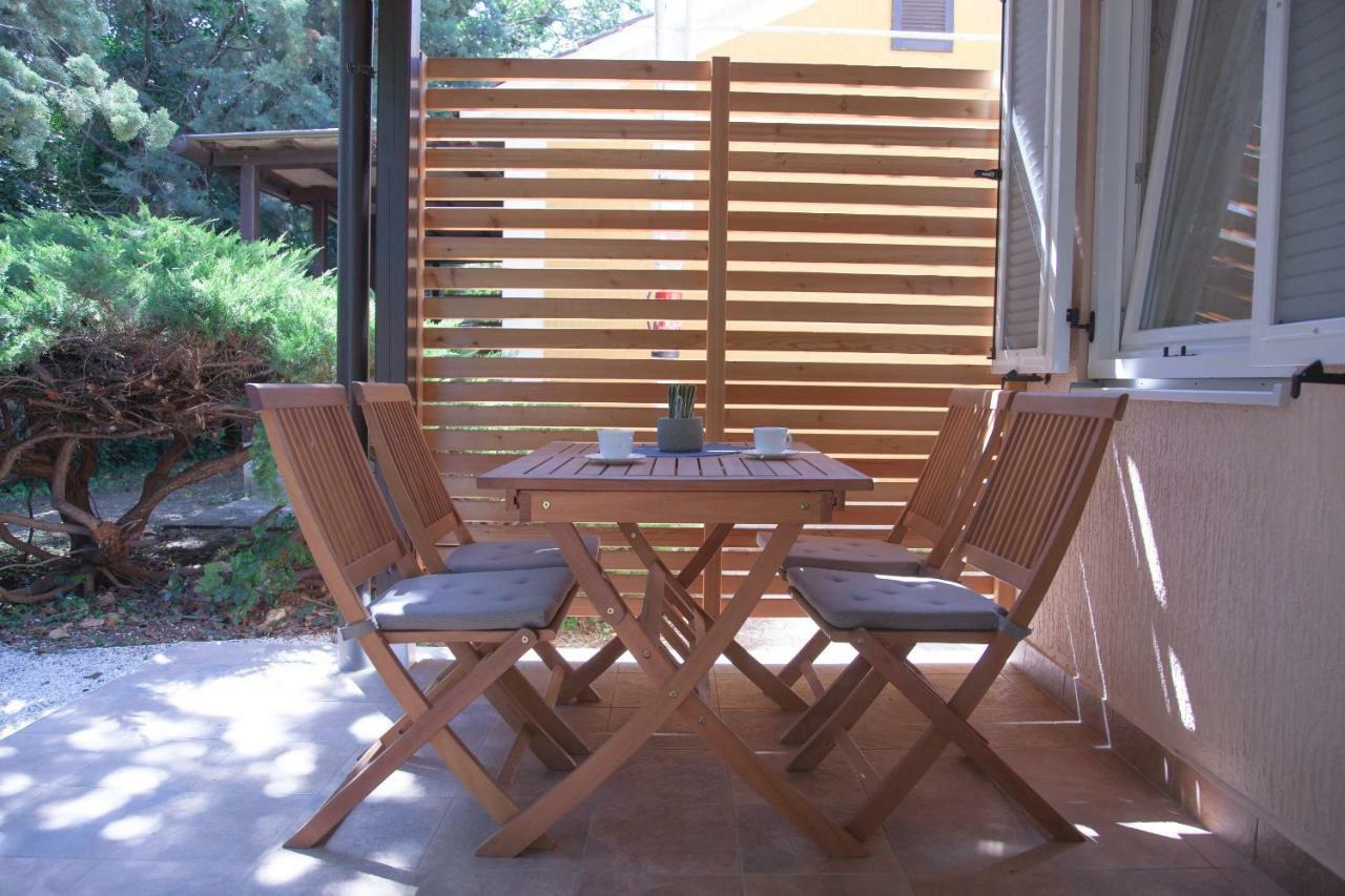 Bungalow Comfort 100 M From The Beach Premantura Bagian luar foto