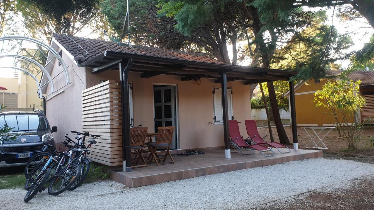 Bungalow Comfort 100 M From The Beach Premantura Bagian luar foto