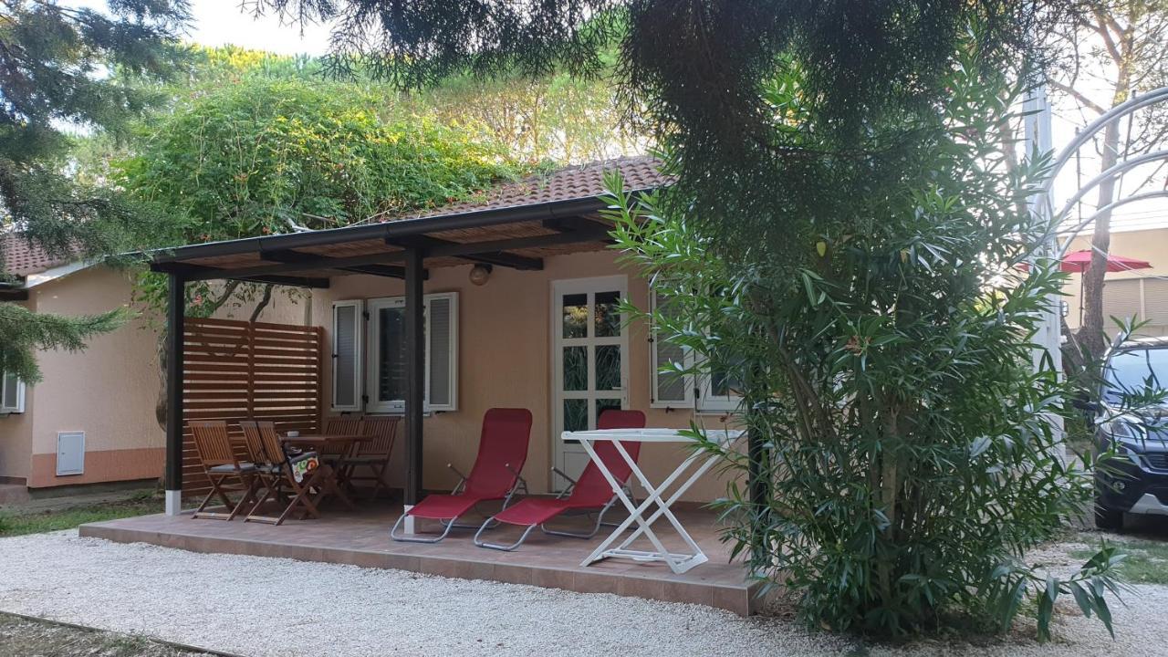 Bungalow Comfort 100 M From The Beach Premantura Bagian luar foto